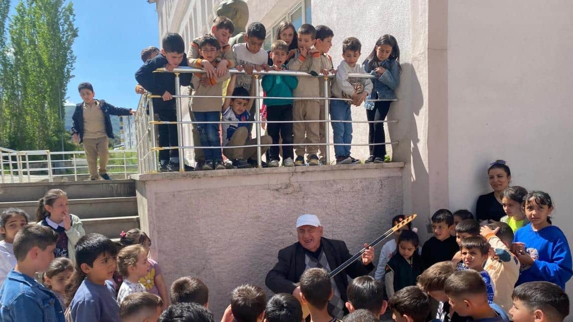 Halk Ozanından Mini Konser