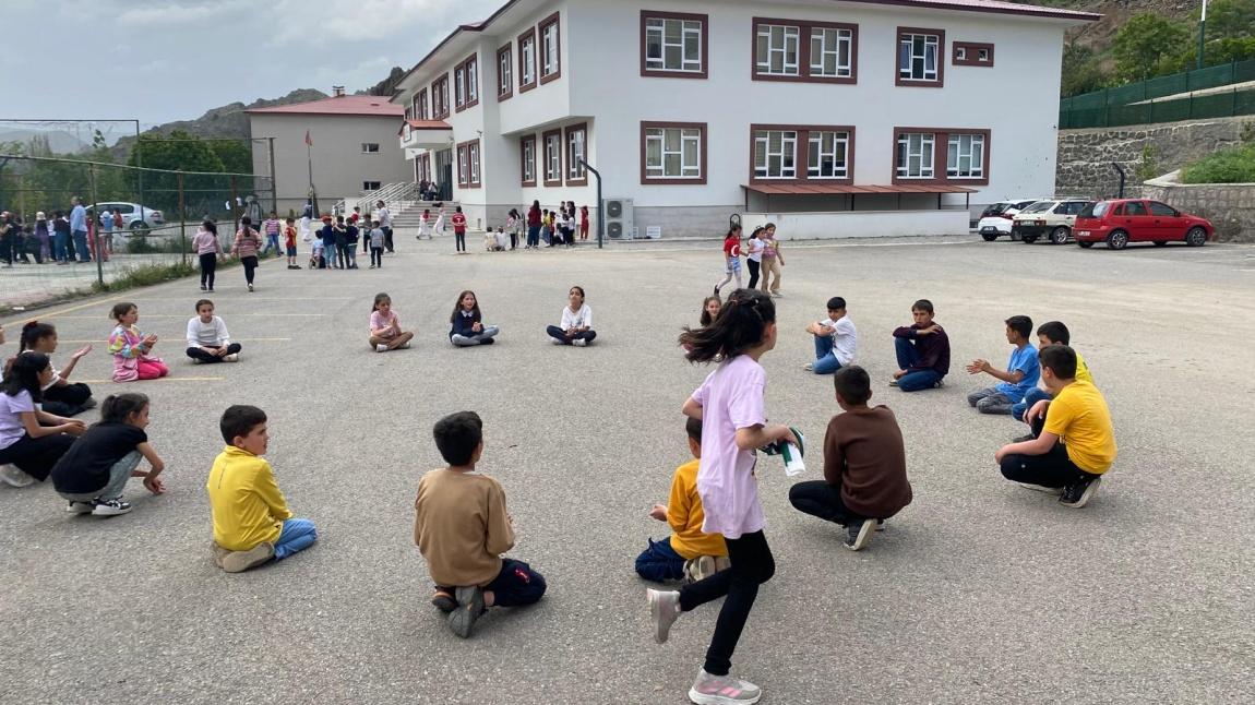 OKULUMUZDA GELENEKSEL ÇOCUK OYUNLARI ŞENLİĞİ COŞKUYLA KUTLANDI